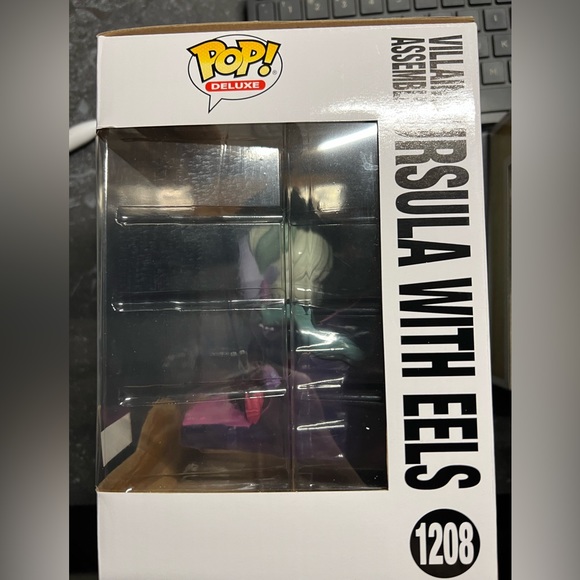 Funko POP Villains Assemble: Ursula with Eels - Picture 3 of 5